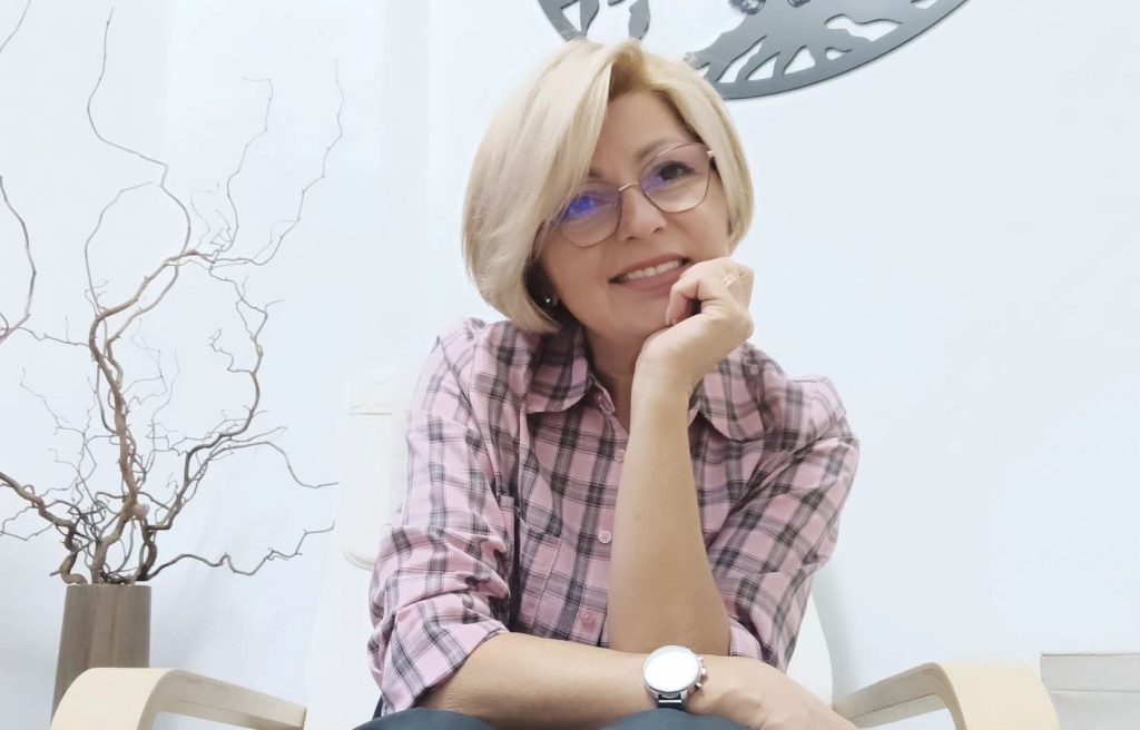 Cei mai „buni” oameni? Adesea doar campioni la abstinență și campioni mondiali la poză publică. Cioran ar fi râs amar: „Omul nu este decât un animal care își ascunde cruzimea sub o mască de idealuri.” Și într-adevăr, ne ascundem în spatele acestei mantii sclipitoare de „caritate”, în timp ce lumea arde – moral, spiritual și literal.