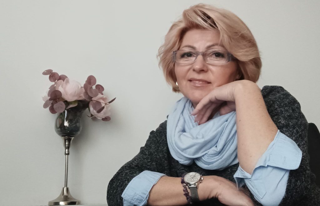 Metamorfoza sinelui: Cum se naște schimbarea în viața noastră 2 Metamorfoza sinelui nu este un eveniment singular, ci un ciclu. De multe ori, oamenii se rotesc între etape – contemplare → acțiune → recădere → contemplare – până când dezvoltă stabilitate. Schimbarea durabilă este posibilă atunci când: • este înțeleasă în profunzimea ei psihologică • este ghidată de valori personale • este susținută prin acțiuni concrete și consecvente • este integrată într-o identitate întransformare